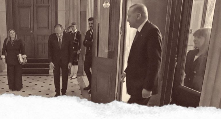 Ενθύμια και δώρα άφησε ο Ερντογάν, φωτογραφίες σκίζει ο Γιώργος, ο Στέφανος βάφει τις κουρτίνες στο χρώμα που μισούσαν