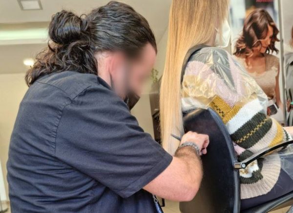 Βριλήσσια: «Δεν είχαμε ιδέα, νιώθω αηδία» λέει η κόρη του κομμωτή που την παρακολουθούσε με κρυφή κάμερα