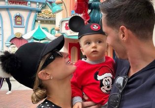 Η Πάρις Χίλτον με τον γιο της στη Disneyland για τα Χριστούγεννα – «Ένα όνειρο που έγινε πραγματικότητα»