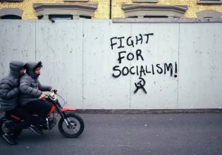 Καταλήψεις, μηχανόβιοι και σκέιτμπορντ με χιτζάμπ: Οι εργατικές κοινότητες της Βρετανίας