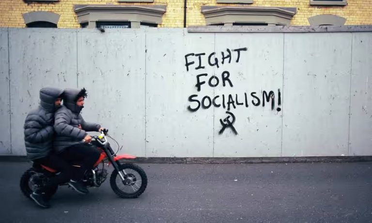 Καταλήψεις, μηχανόβιοι και σκέιτμπορντ με χιτζάμπ: Οι εργατικές κοινότητες της Βρετανίας