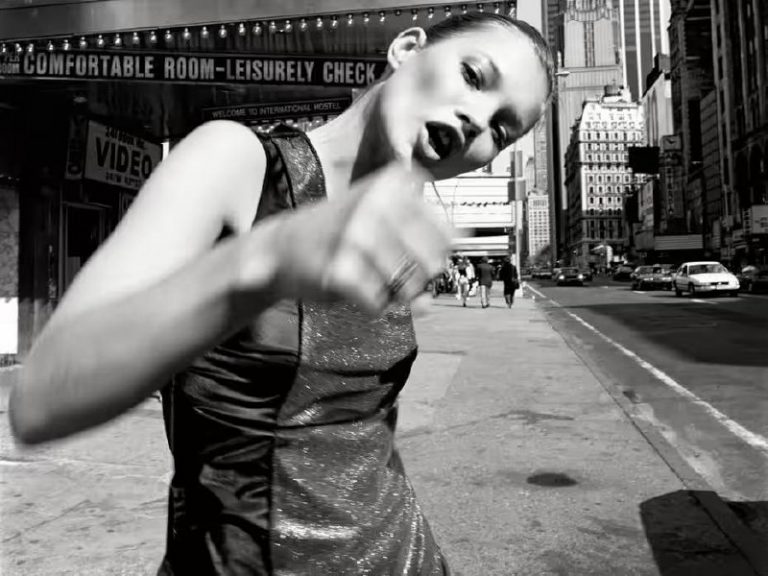 «Γελούσαμε, πίναμε και καπνίζαμε»: H ημέρα που η νεαρή Κέιτ Μος κατέκτησε τη μόδα