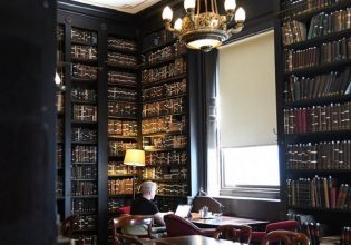 Η ιστορική βιβλιοθήκη «Portico» του 1806 βρίσκεται πάνω από μια παμπ στο Μάντσεστερ