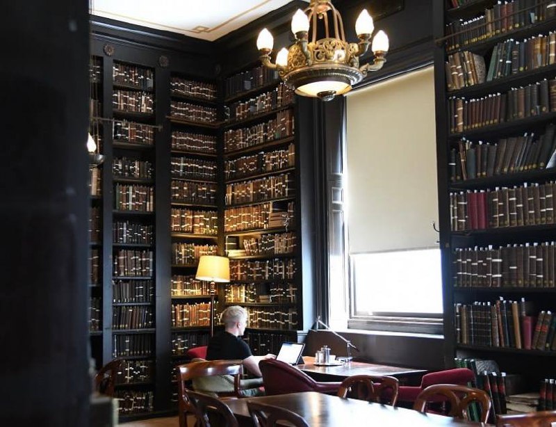 Η ιστορική βιβλιοθήκη «Portico» του 1806 βρίσκεται πάνω από μια παμπ στο Μάντσεστερ