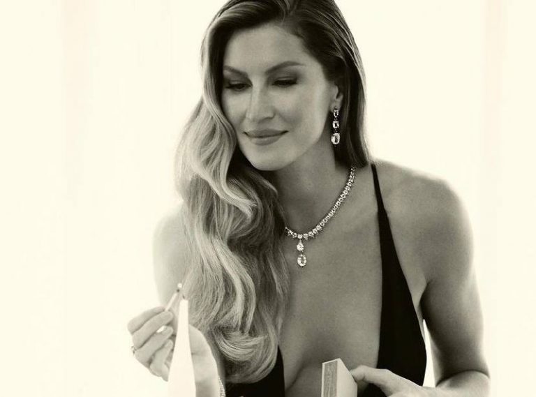 Η Ζιζέλ διαφημίζει κοσμήματα φορώντας σέξι και κομψά φορέματα