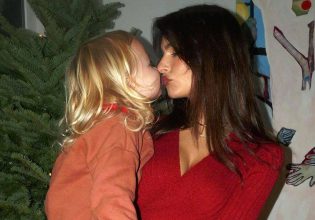 Η Έμιλι Ραταϊκόφσκι μοιράζεται τρυφερές φωτογραφίες στολίζοντας το χριστουγεννιάτικο δέντρο με τον γιο της