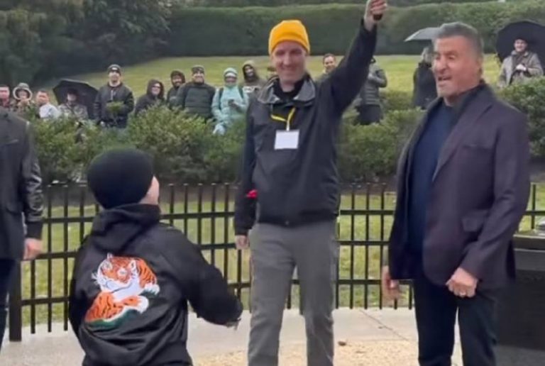 Δείτε τον Σιλβέστερ Σταλόνε και τον νεαρό θαυμαστή του να αναβιώνουν τη διάσημη σκηνή του «Rocky»