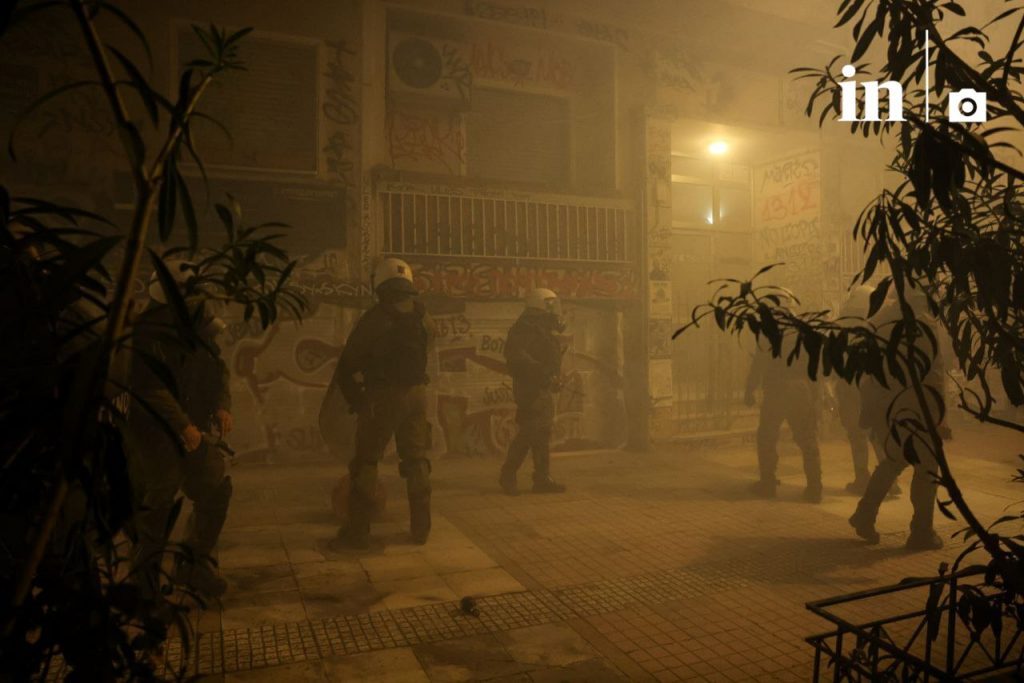 Τα ΜΑΤ σπάνε τζαμαρία πολυκατοικίας στην οποία έχουν καταφύγει διαδηλωτές