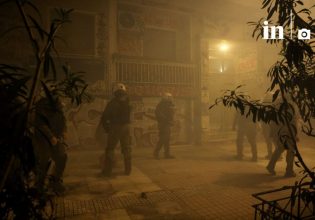 Τα ΜΑΤ σπάνε τζαμαρία πολυκατοικίας στην οποία έχουν καταφύγει διαδηλωτές