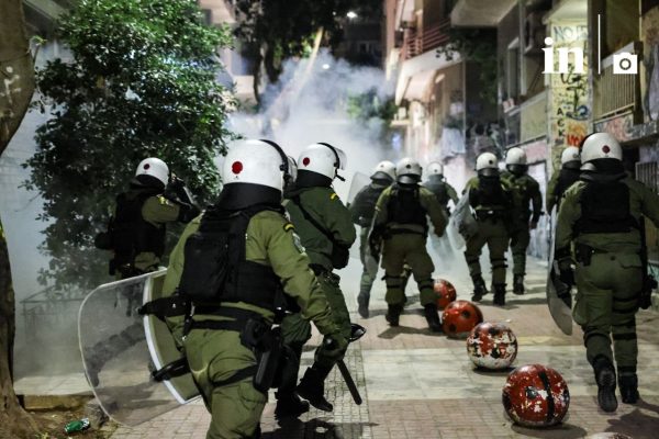 Αλέξης Γρηγορόπουλος: Άγρια και αναίτια επίθεση των ΜΑΤ σε φωτορεπόρτερ στα Εξάρχεια – «Ψέκασέ τους, ρίχτους»