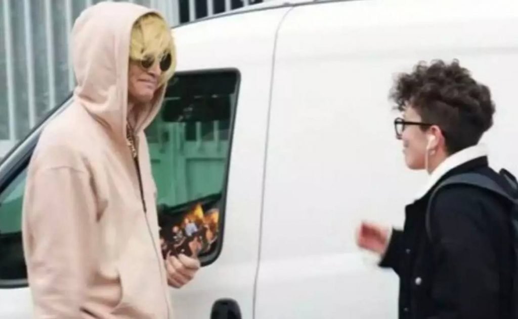 O Σάκης Ρουβάς έβαλε περούκα και γυαλιά και μοίραζε φυλλάδια σε περαστικούς