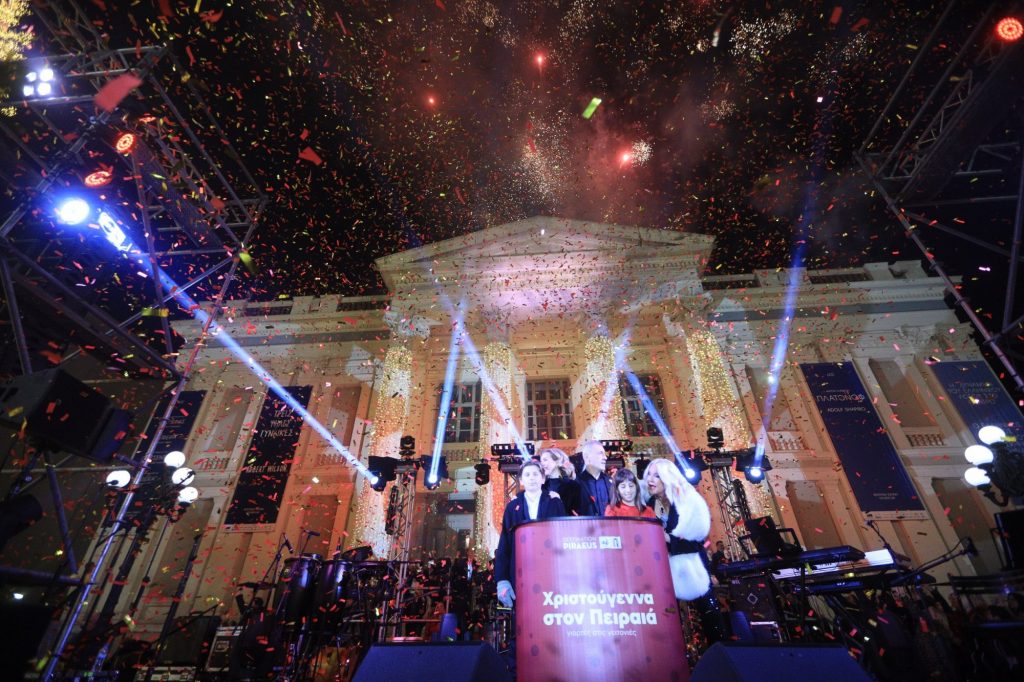 «Έλαμψε» ο Πειραιάς: Χριστουγεννιάτικο δέντρο ύψους 16 μέτρων και 150.000 λαμπιόνια