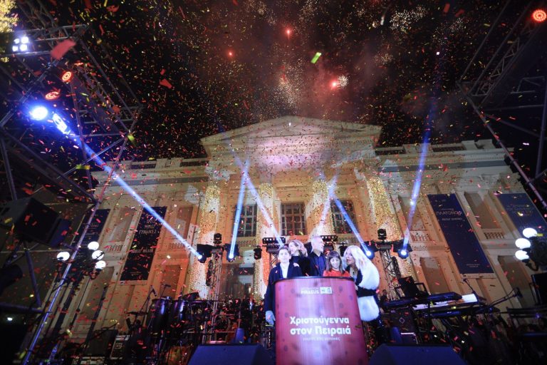 «Έλαμψε» ο Πειραιάς: Χριστουγεννιάτικο δέντρο ύψους 16 μέτρων και 150.000 λαμπιόνια