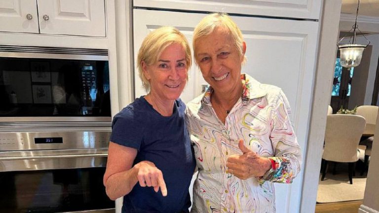 Οι τενίστριες Κρις Έβερτ και Μαρτίνα Ναβρατίλοβα αλληλοϋποστηρίζονται μετά την επανεμφάνιση καρκίνου