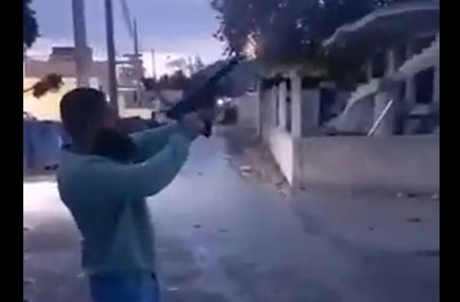 Νεαρός πυροβολεί κατά ριπάς με υποπολυβόλο σε κατοικημένη περιοχή