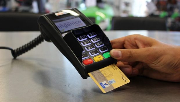 Ηλεκτρονικές συναλλαγές: Πληρωμές μέσω POS και IRIS σε όλη την αγορά από  την Πρωτοχρονιά | in.gr