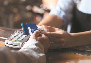 POS παντού: Ποια είναι τα 35 επαγγέλματα που θα δέχονται πληρωμές με κάρτες