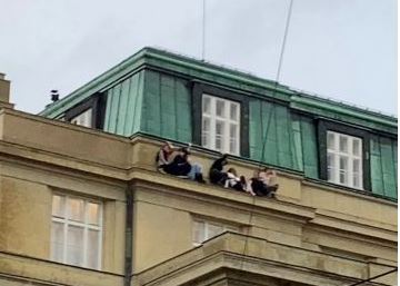 Μακελειό στην Πράγα: Νέα στοιχεία για τον δράστη – Ποια ήταν η 14χρονη που μιμήθηκε