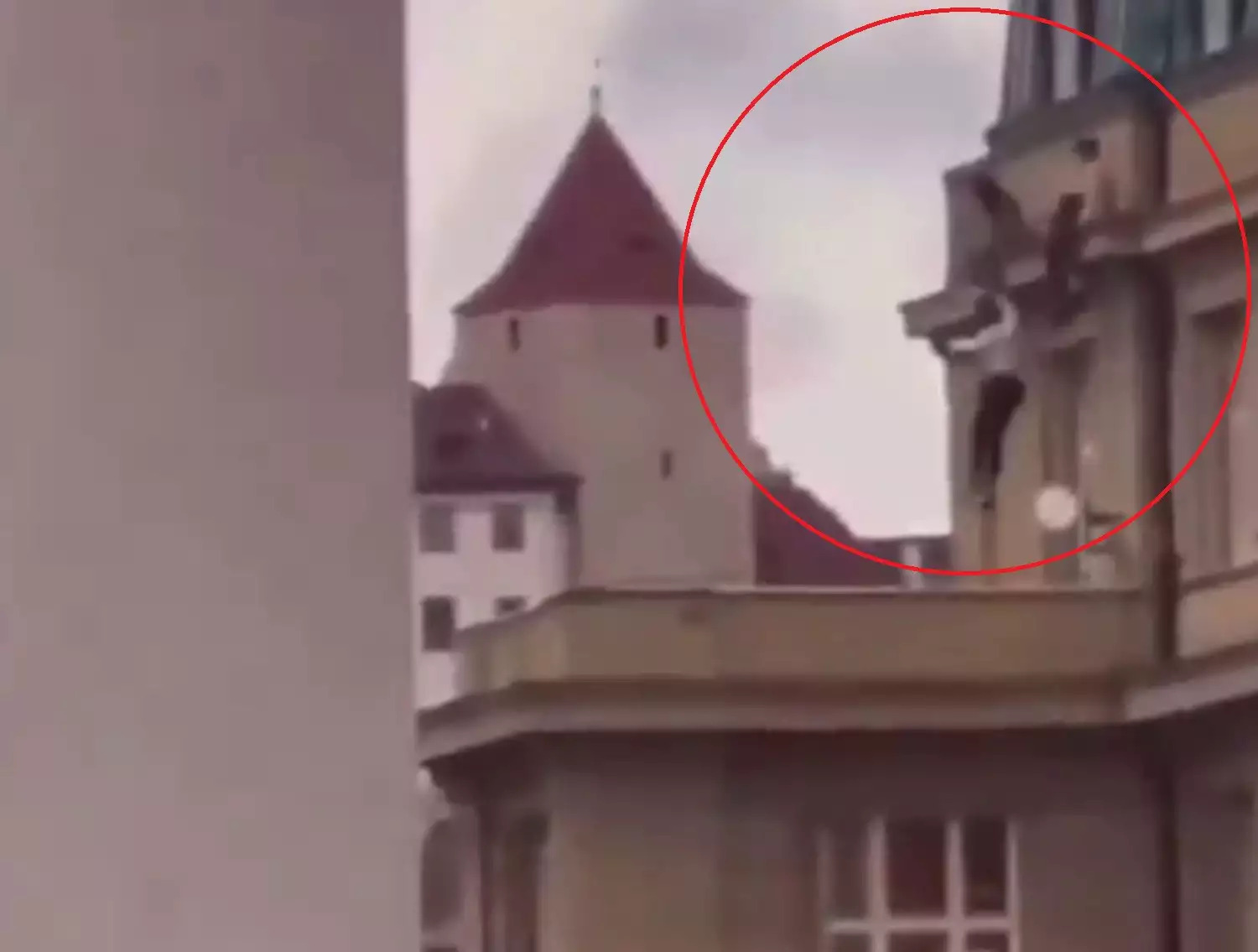 Μακελειό στην Πράγα: Νέο βίντεο με φοιτητές να πηδούν από τα παράθυρα για να σωθούν