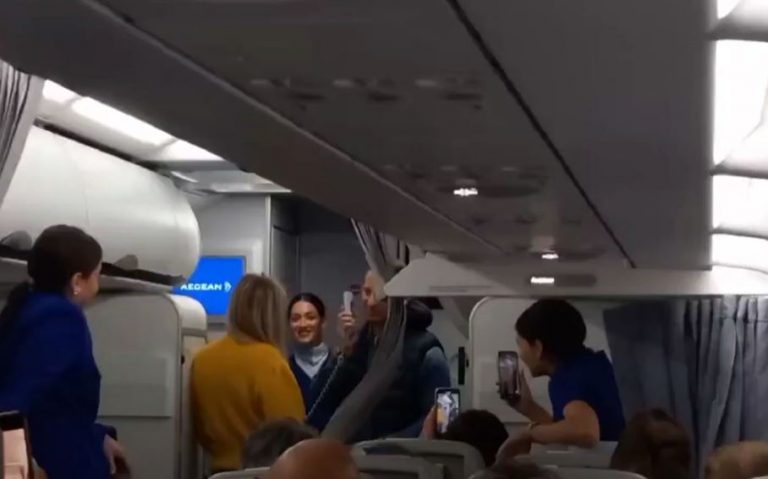 Αξέχαστη πτήση: Κρητικός έκανε πρόταση γάμου στον «αέρα» με μαντινάδες