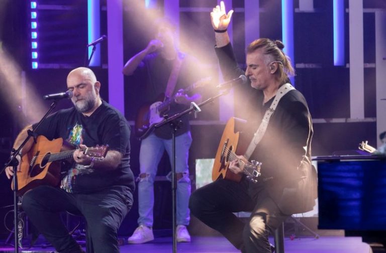 Σπίτι με το MEGA: Οι Πυξ Λαξ αφιερώνουν το «Άστην να λέει» στον Βασίλη Καρρά