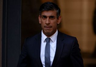 Βρετανία: Ο Σούνακ θα απελαύνει μετανάστες στη Ρουάντα με νομοσχέδιο που «παραβλέπει» τα ανθρώπινα δικαιώματα