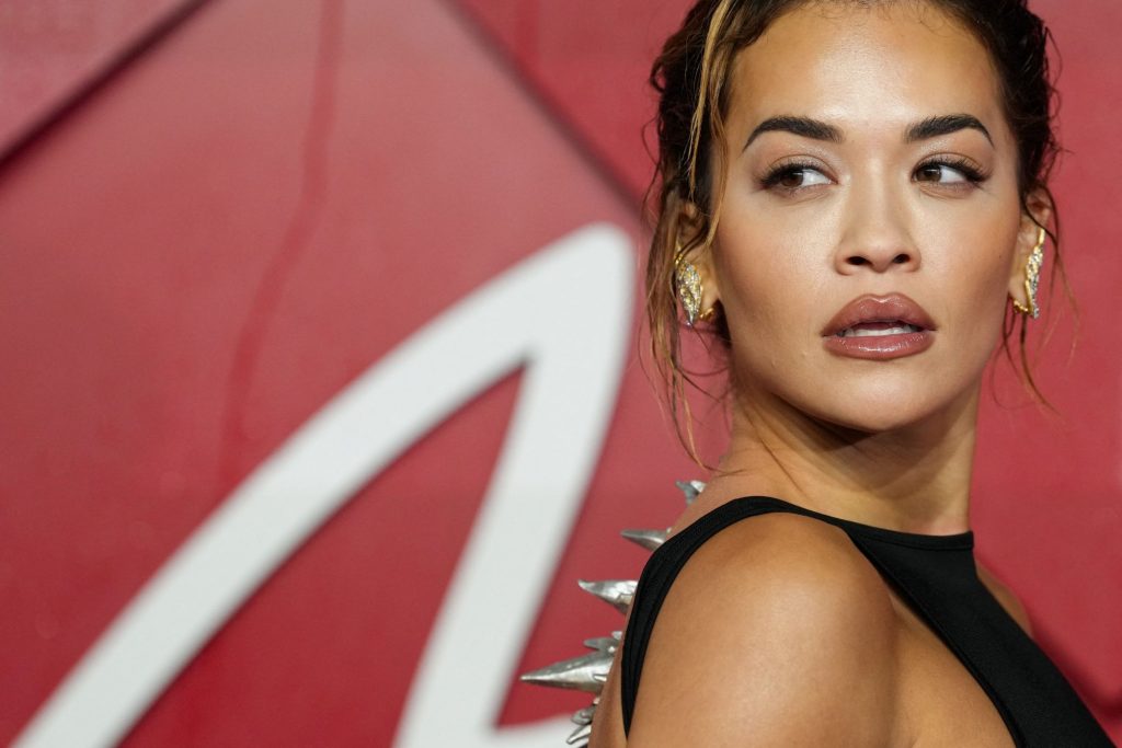 Η Rita Ora φωτογραφίζεται με μαγιό και ανεβάζει τη θερμοκρασία στα ύψη