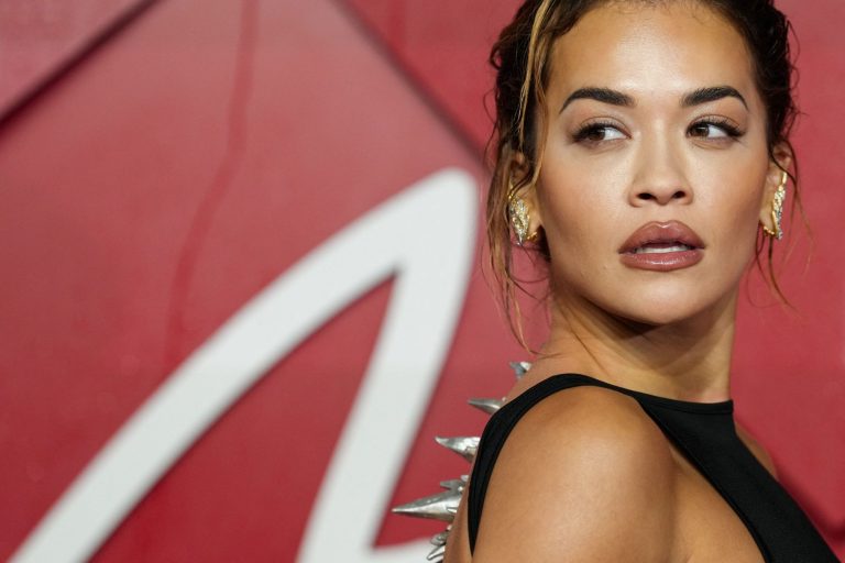 Η Rita Ora φωτογραφίζεται με μαγιό και ανεβάζει τη θερμοκρασία στα ύψη