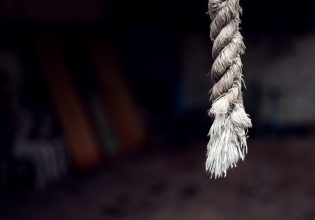 Αυτοκτόνησε 48χρονος στη Θεσσαλονίκη – Κρεμάστηκε από μπαλκόνι με καλώδια