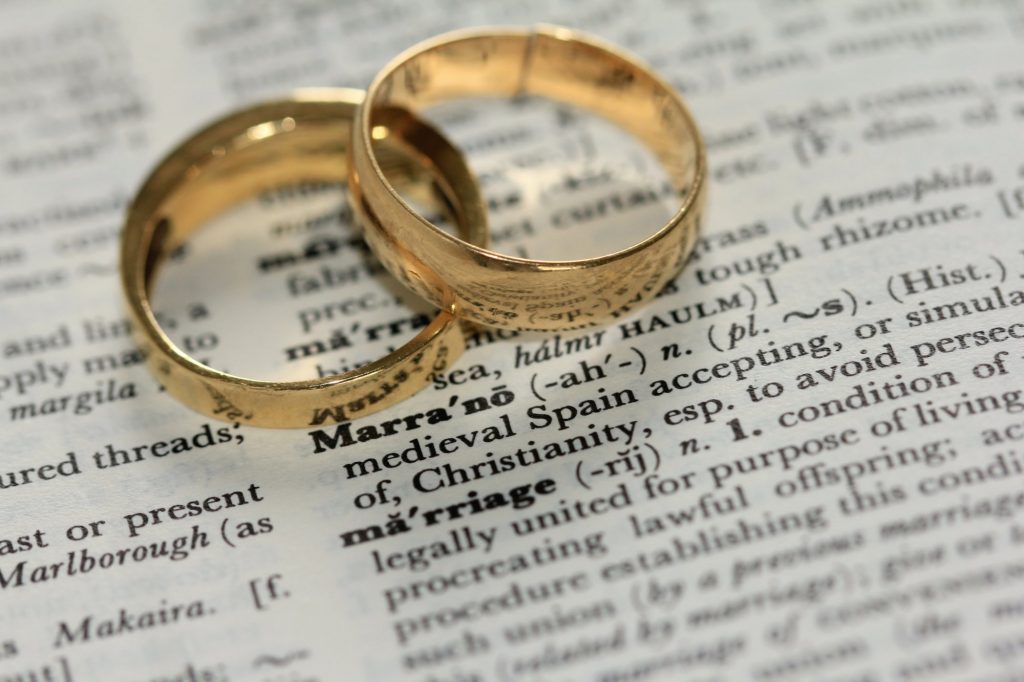 Διχασμένοι οι Έλληνες για το γάμο ομόφυλων ζευγαριών