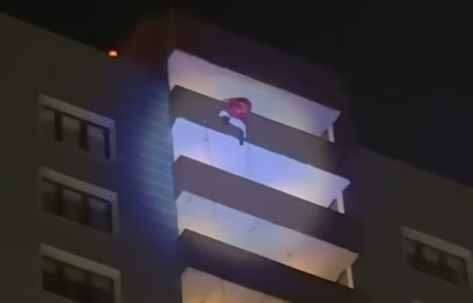 Ο «Άγιος Βασίλης» έπεσε στο κενό από 24όροφο κτίριο - Πέθανε μπροστά στα μάτια του παιδιού του