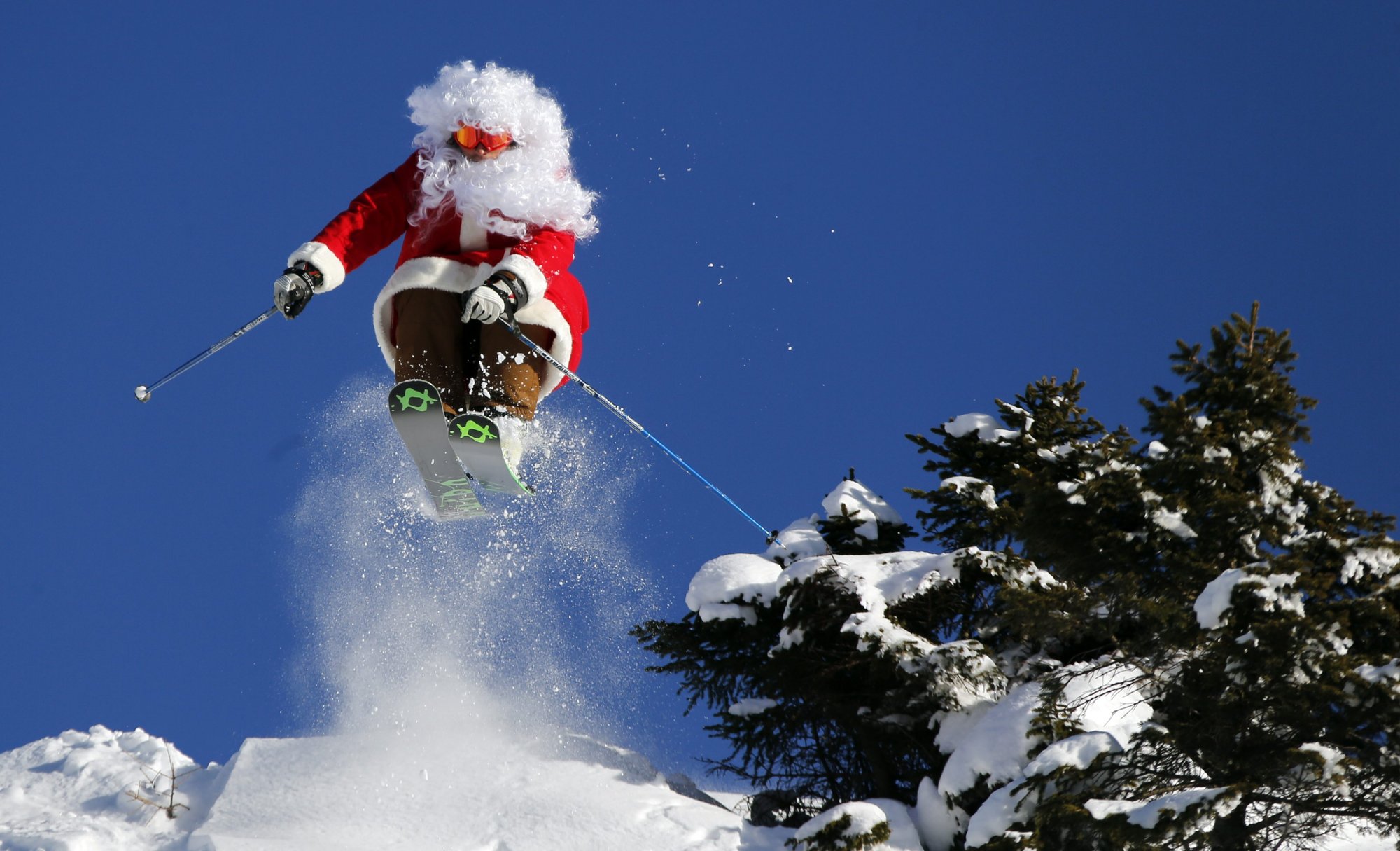 ΗΠΑ: Τριακόσιοι Άγιοι Βασίληδες έκαναν ταυτόχρονα σκι κι έκαναν κατακόκκινη τη χιονισμένη πλαγιά