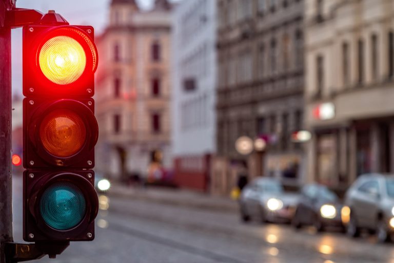 Αυτό είναι το μεγάλο λάθος που κάνουμε όλοι περιμένοντας στο φανάρι – Πρέπει να σταματήσουμε αμέσως