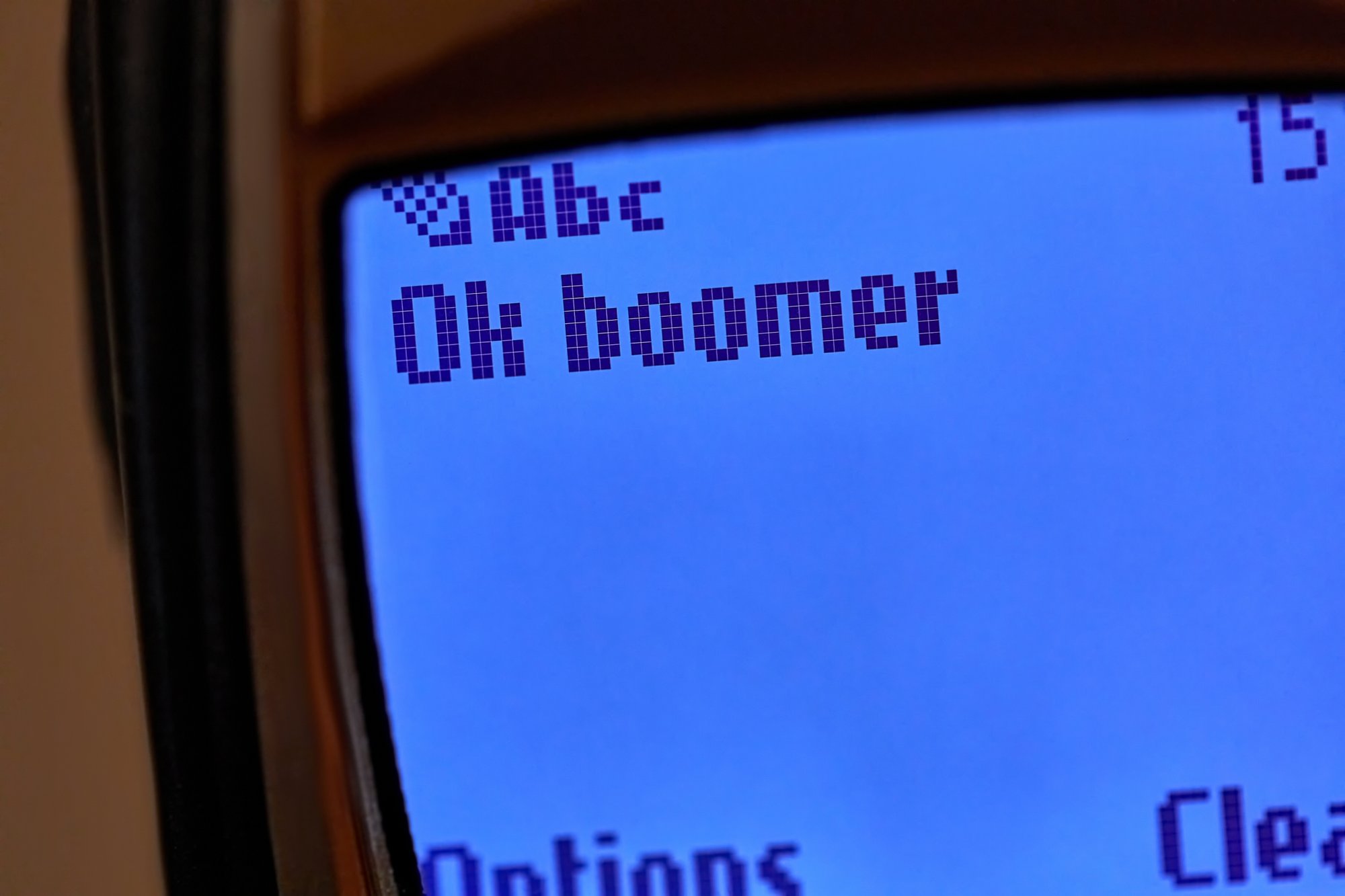 «OK Boomer»: Μια φράση συνώνυμο με το χάσμα γενεών, ο ρόλος της τεχνολογίας και το θέατρο