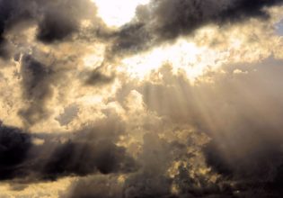 Καιρός: Με συννεφιά και τοπικές βροχές μάς αποχαιρετά το 2023