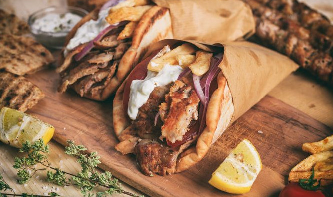 Σουβλάκι: Η ιστορία πίσω από το πιο διάσημο ελληνικό fast food