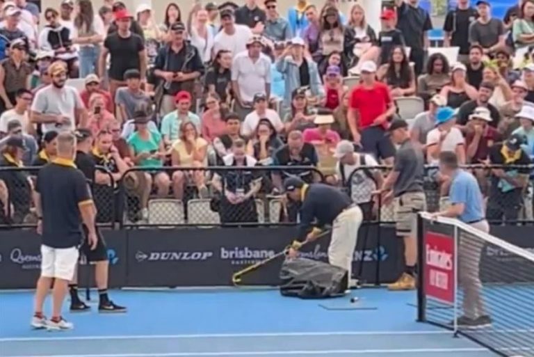 Δηλητηριώδες φίδι εισέβαλε σε αγώνα τένις! (vid)