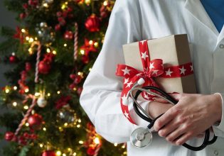 Ο Δήμος Πειραιά στολίζει «Τα Δένδρα της Ελπίδας»  στο Γηροκομείο Πειραιά και στα νοσοκομεία Τζάνειο και Μεταξά