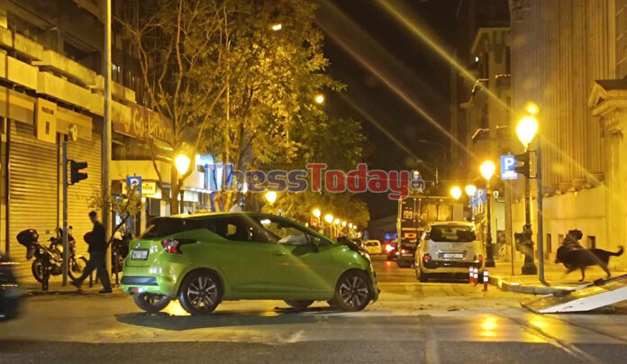 Θεσσαλονίκη: Οδηγός παραβίασε το κόκκινο και «καρφώθηκε» σε αυτοκίνητο αστυνομικού