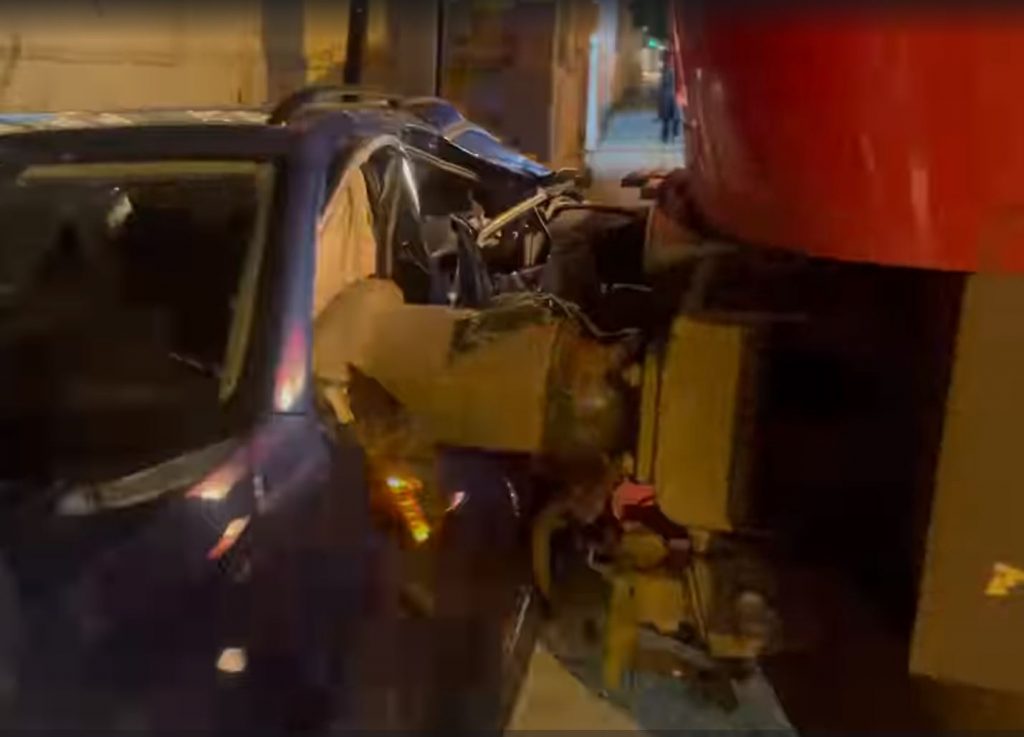 Θεσσαλονίκη: Τρένο παρέσυρε αυτοκίνητο – Πρόλαβε και βγήκε ο οδηγός