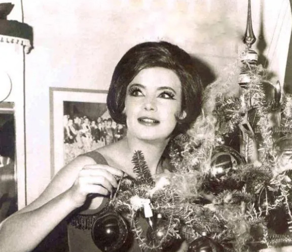 Η Τζένη Καρέζη ποζάρει σαν Ιταλίδα σταρ δίπλα στο χριστουγεννιάτικο δέντρο