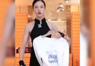 Influencer κερδίζει 1 εκατ. δολάρια την εβδομάδα – Ο ασυνήθιστος τρόπος που πουλάει προϊόντα