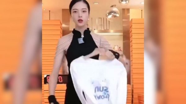 Influencer κερδίζει 1 εκατ. δολάρια την εβδομάδα – Ο ασυνήθιστος τρόπος που πουλάει προϊόντα