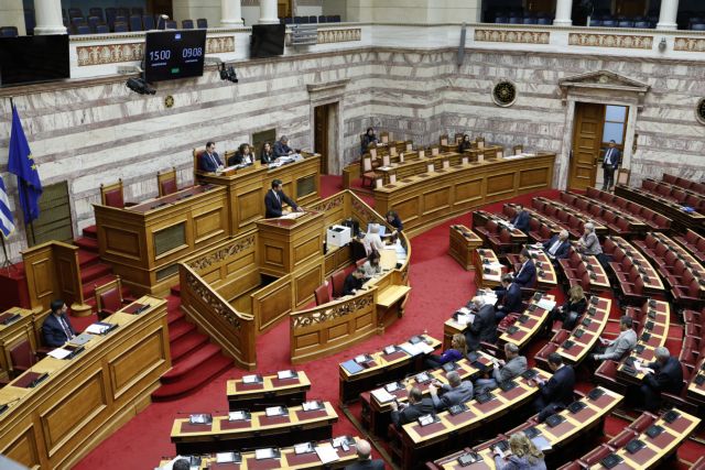 Βουλή: Ψηφίστηκαν το νομοσχέδιο για το Κτηματολόγιο και η τροπολογία για το «Καλάθι του Αι Βασίλη»