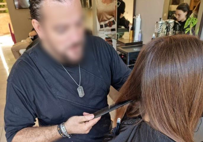 Βριλήσσια: Τσουνάμι καταγγελιών για τον «ματάκια» κομμωτή – Τα στικάκια και το υλικό από τις κάμερες