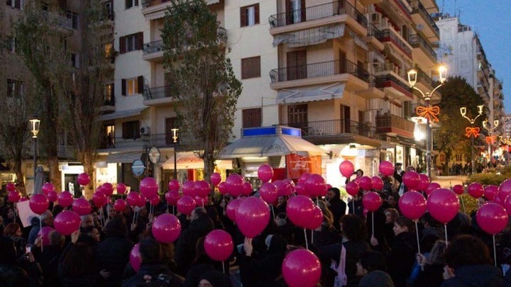 Με μπαλόνια εργαζόμενοι στην απεξάρτηση αντιδρούν στο νομοσχέδιο για την ψυχική υγεία