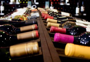 ΚΕΟΣΟΕ: Στους νεαρούς καταναλωτές αρέσουν τα κρασιά με διασκεδαστικές ετικέτες