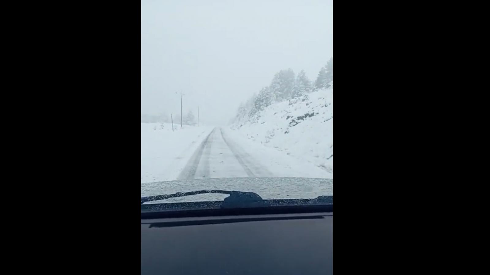Καιρός: Πυκνό χιόνι στη διαδρομή για τη Σαμαρίνα, το ορεινότερο χωριό Ελλάδας και Βαλκανίων