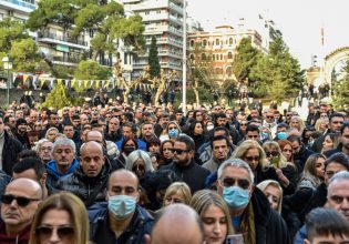 Βασίλης Καρράς: Θαυμαστής του ήρθε από τη Γερμανία για το «ύστατο χαίρε»