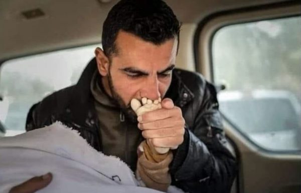 Το επικίνδυνο ταξίδι ενός Παλαιστίνιου ποιητή έξω από τη Γάζα